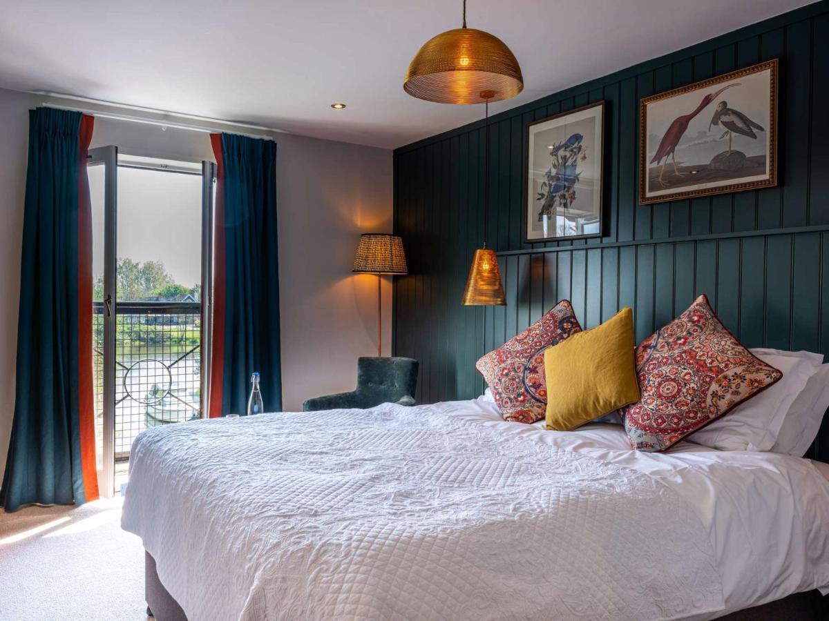 The Bridge Hotel Chertsey Eksteriør billede