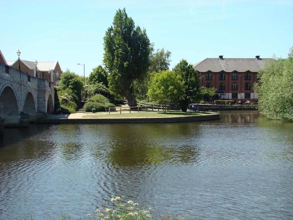 The Bridge Hotel Chertsey Eksteriør billede