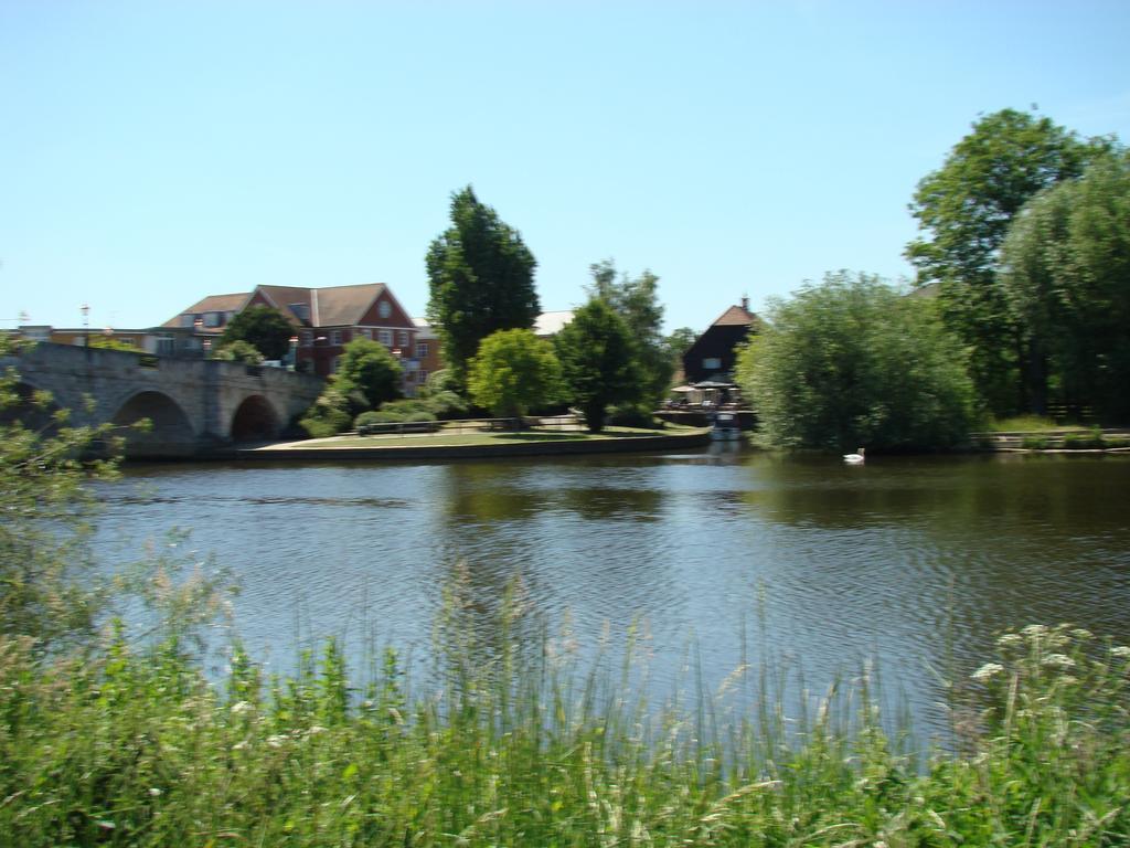 The Bridge Hotel Chertsey Eksteriør billede