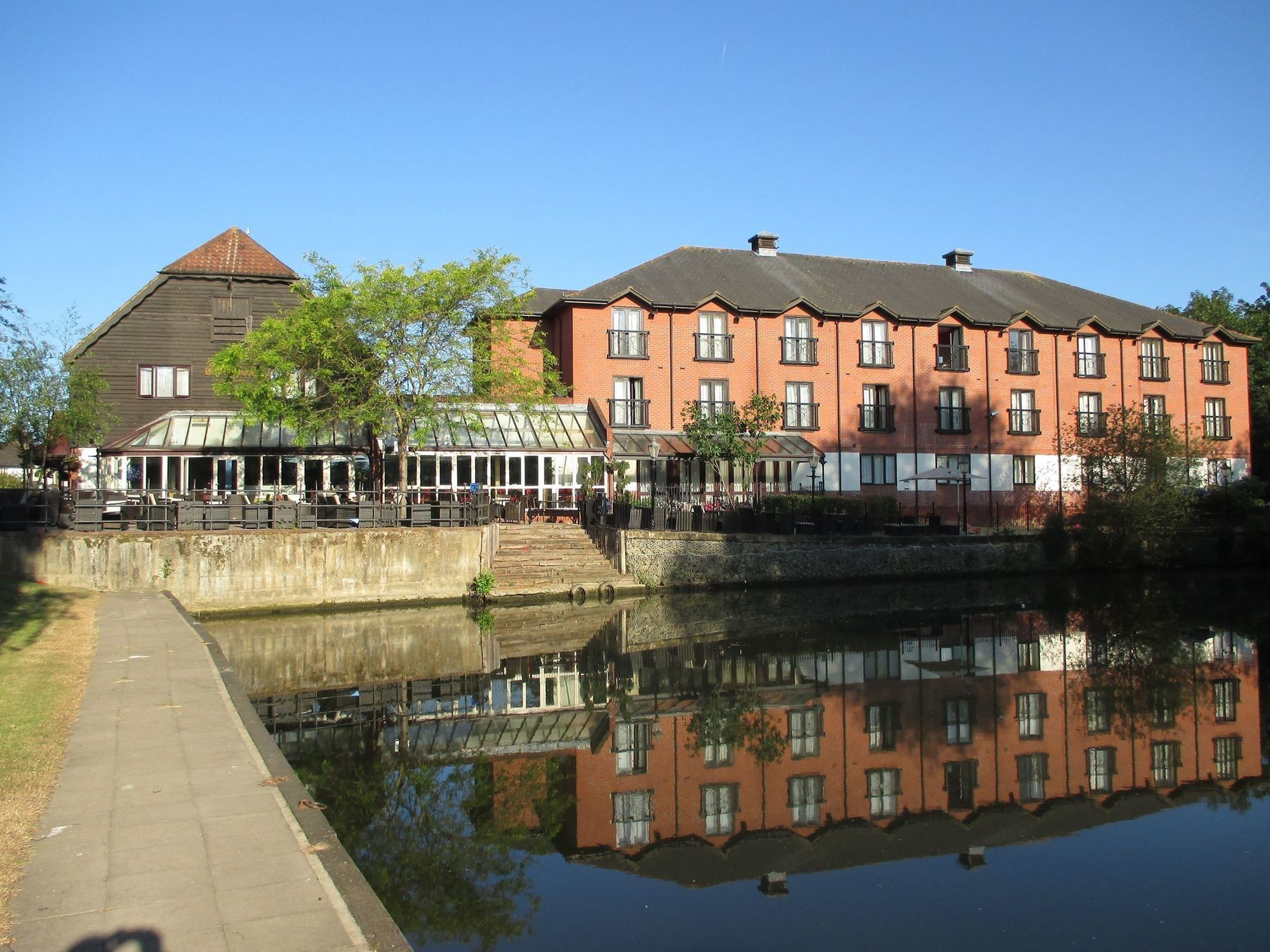 The Bridge Hotel Chertsey Eksteriør billede