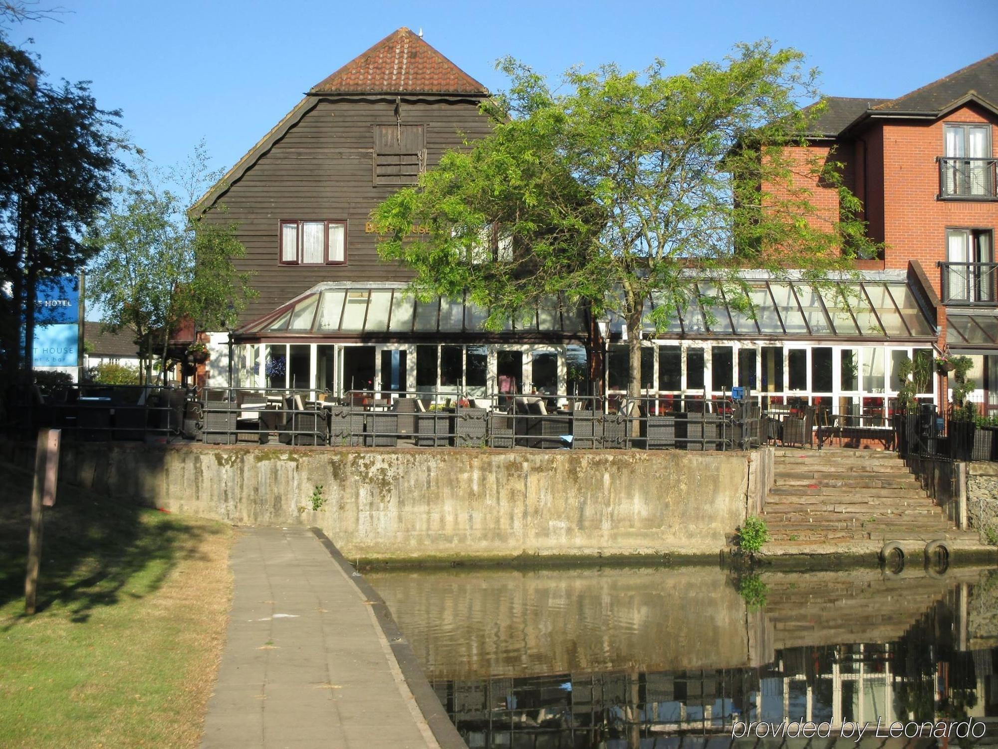 The Bridge Hotel Chertsey Eksteriør billede