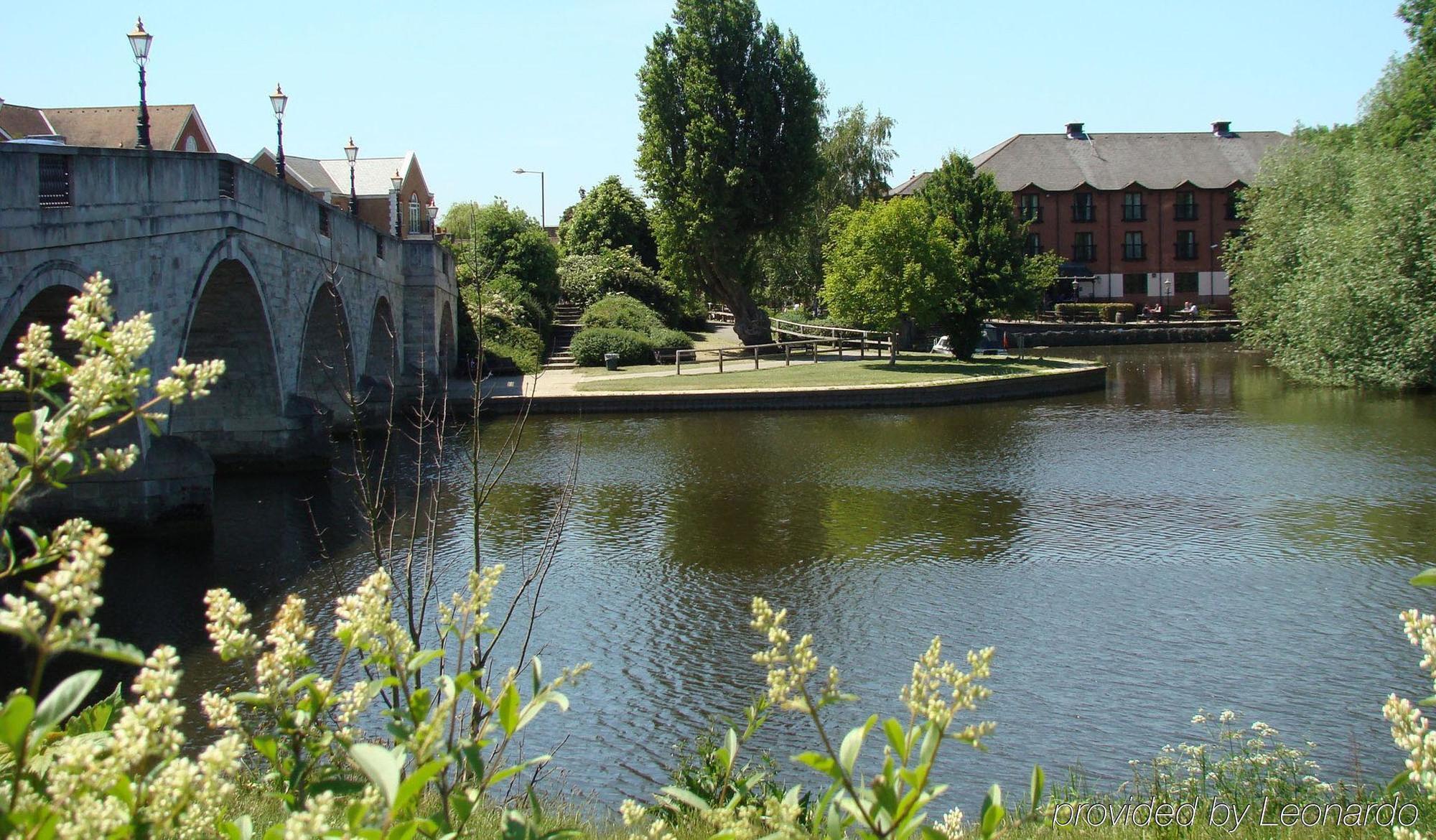 The Bridge Hotel Chertsey Eksteriør billede